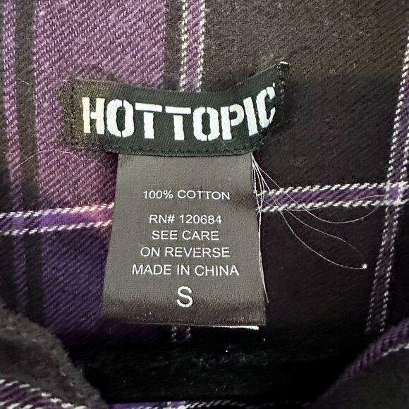 EUC Hot Topic Plaid purple and black flannel buttondown shirt, Size S - Picture 3 of 4